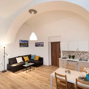 https://aaa-apartments-krakovska.praguehotelsweb.com